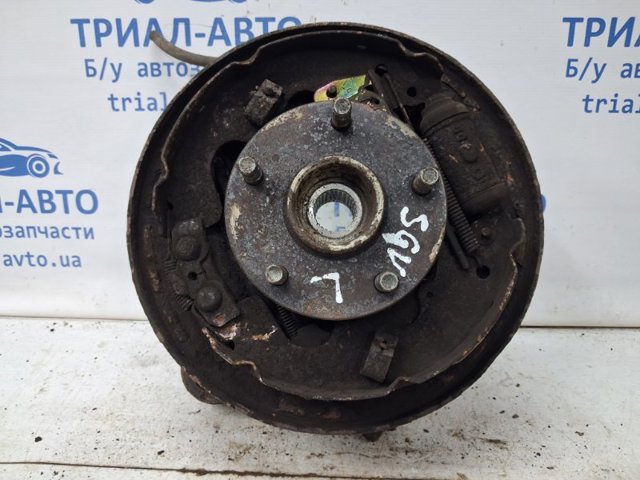 SUZUKI 4615065J00 Цапфа задняя левая в наличии Винница