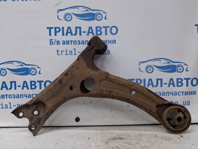 Передний нижний рычаг Тойота Авенсис 2
