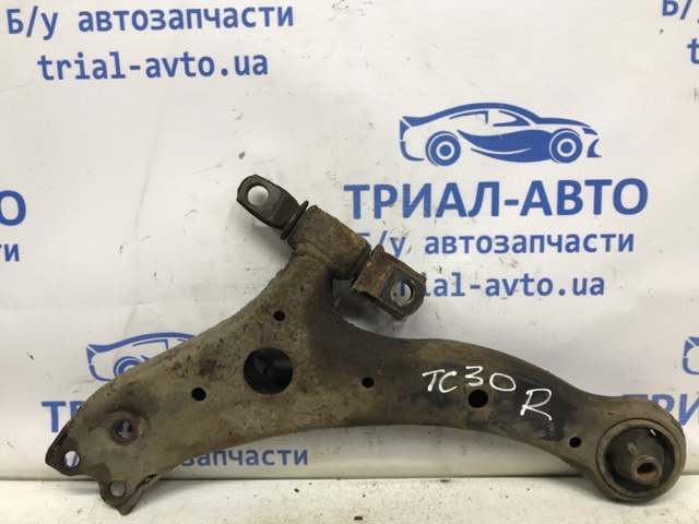 Передний нижний рычаг Toyota Camry 7