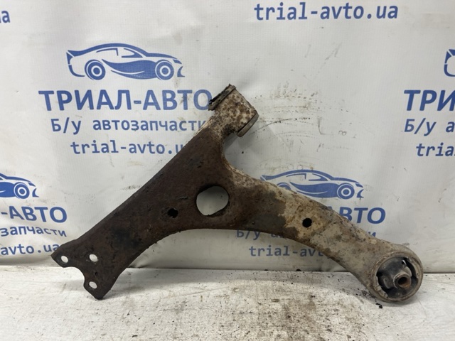 Рычаг передней подвески нижний левый 4806905070 TOYOTA