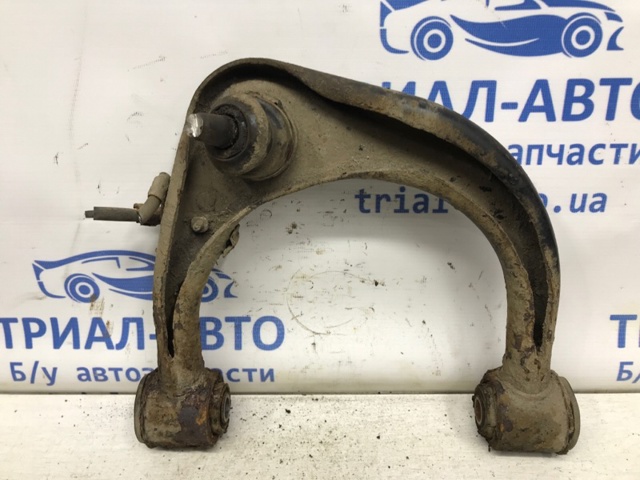 Рычаг передней подвески верхний правый 4861060050 TOYOTA