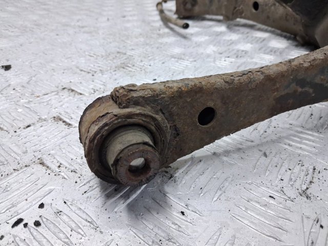Балансир задний нижний, правый 4871005071 TOYOTA