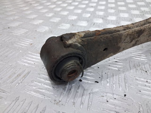 Рычаг задней подвески нижний, левый 4872005011 TOYOTA