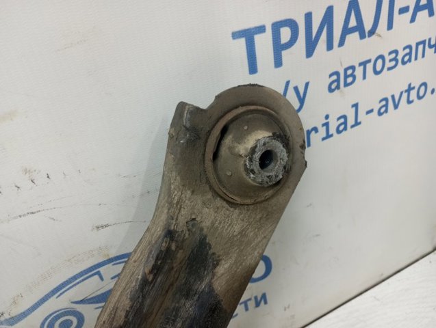 Правый рычаг передней нижней подвески Ниссан Микра