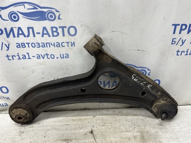 Правый рычаг передней нижней подвески 545011C000 HYUNDAI