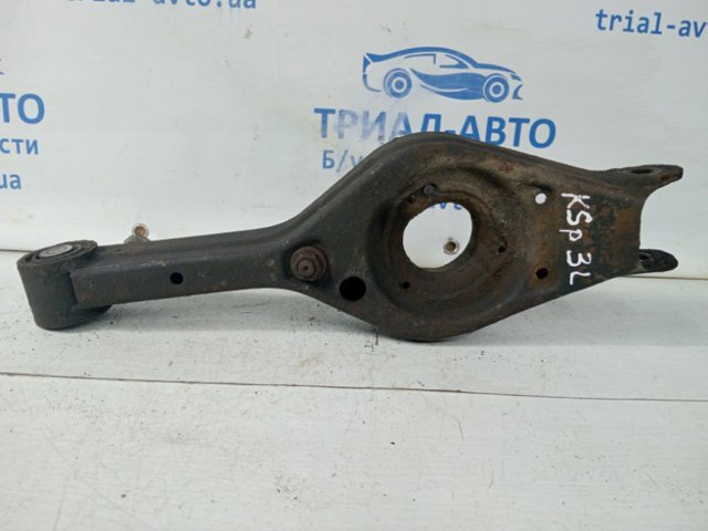 Рычаг задней подвески поперечный, левый 552102Y000 HYUNDAI