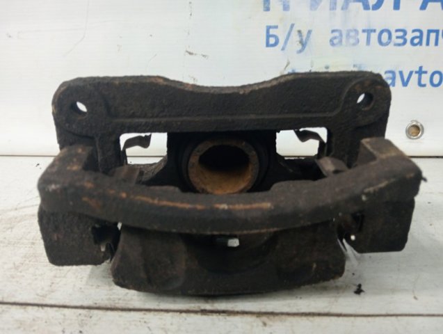 Задний правый суппорт 582303E000 HYUNDAI