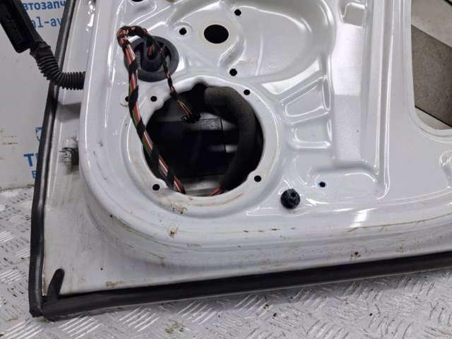 VAG 5E5833056B Дверь задняя правая в наличии Павлоград