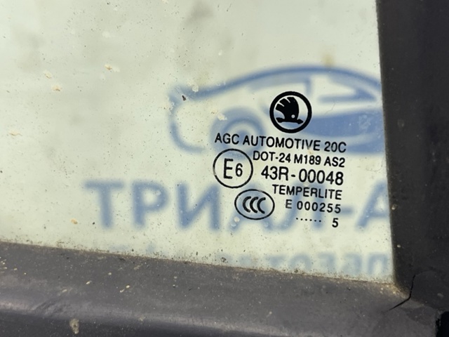 Уголок задней правой двери 5E5845214 VAG