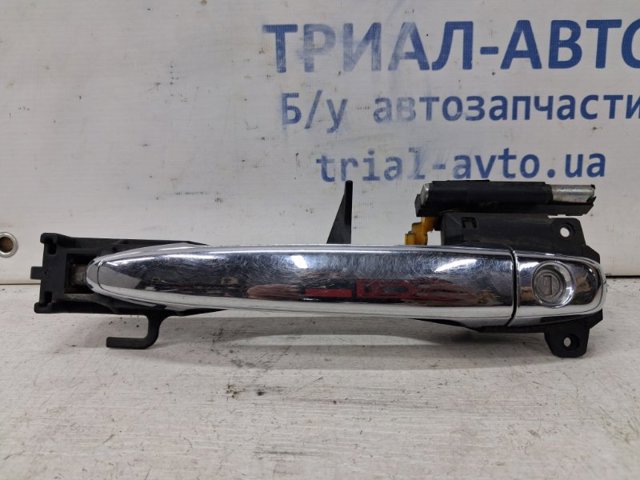 Держатель наружной ручки двери, передней левой 69202AE010 TOYOTA