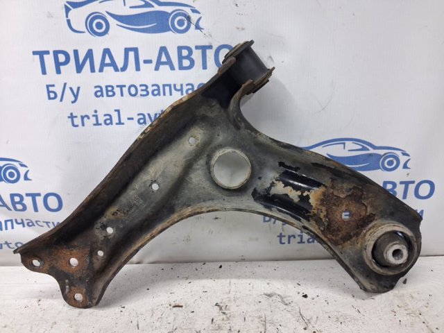 Правый рычаг передней нижней подвески 6R0407152 VAG