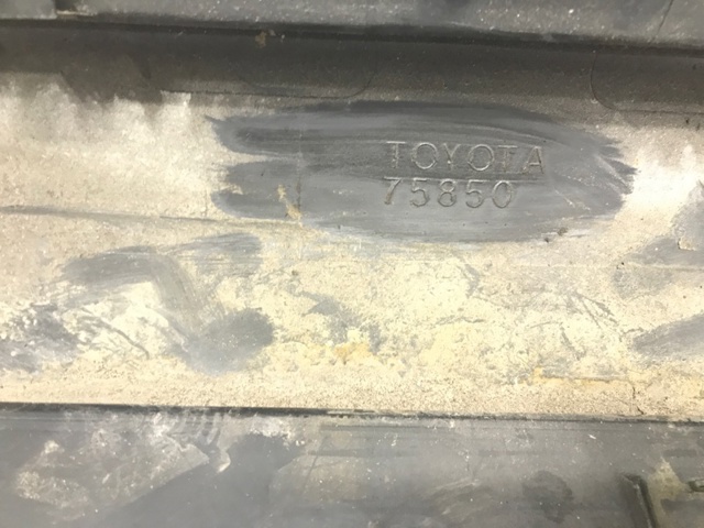 TOYOTA 7585048010 Накладка (молдинг) порога наружная правая в наличии Винница