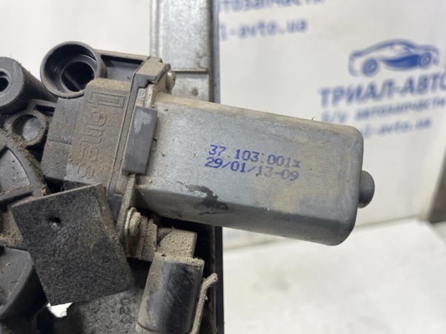 Механизм стеклоподъемника двери передней, правой 7700311821 RENAULT