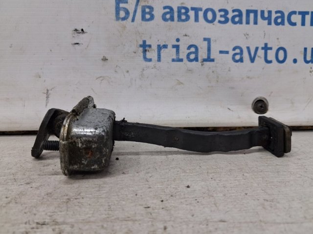 Ограничитель открывания двери, передний правый 793902Y000 HYUNDAI