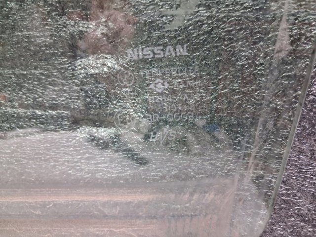 Стекло водительской двери 80301JG000 NISSAN