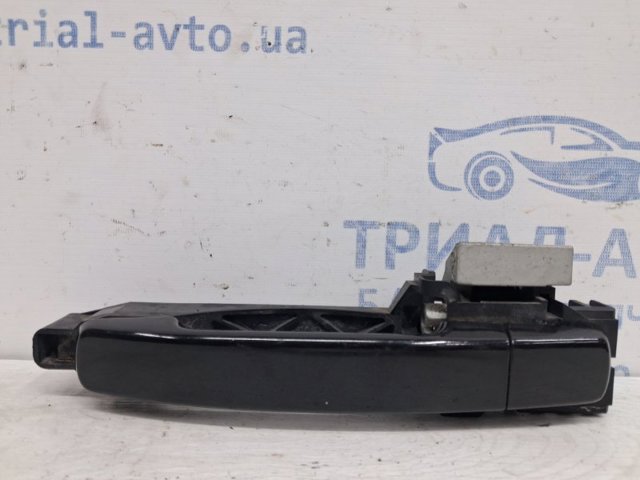 Держатель наружной ручки двери, передней левой 80611EB30A NISSAN
