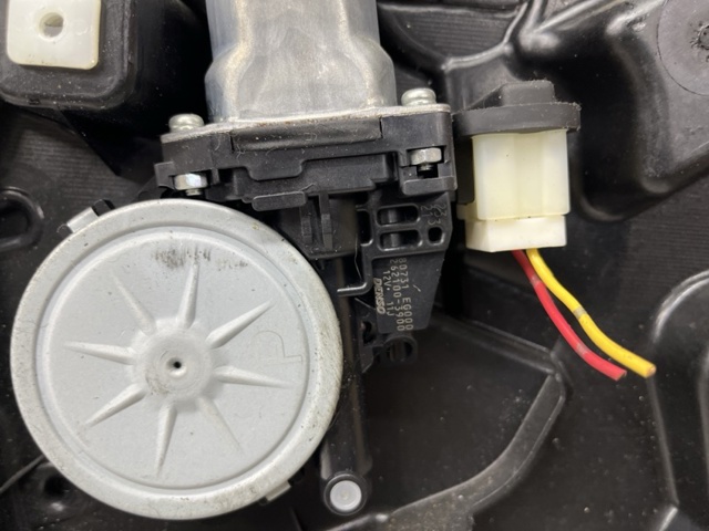 Стеклоподъемник передней двери 80721JG000 NISSAN