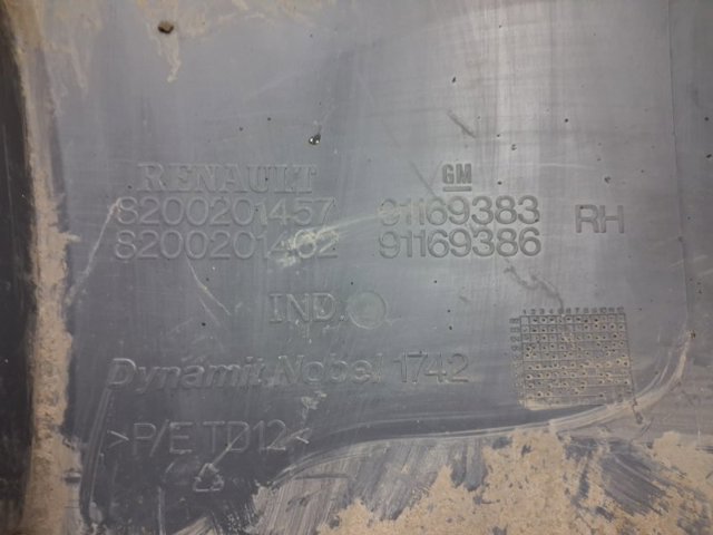 Клык заднего бампера правый 8200201457 RENAULT