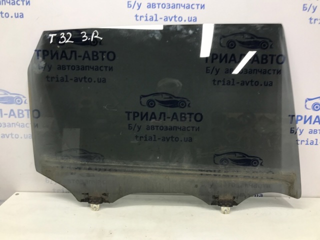 Стекло задней двери, правой 823004CA0B NISSAN