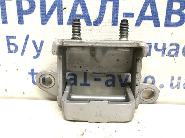 Дверной шарнир задний правый 82420AG000 NISSAN