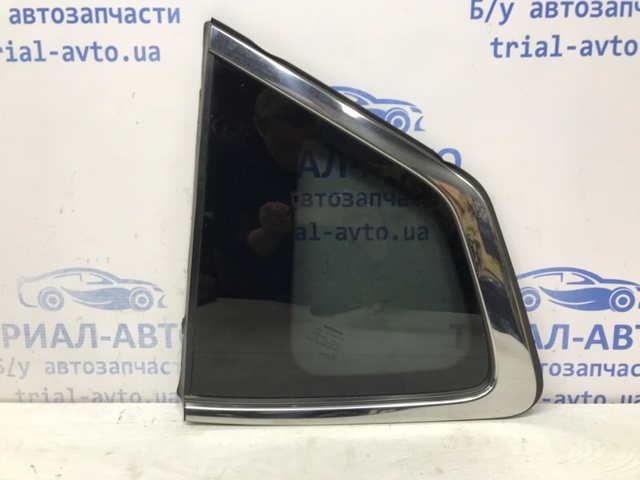 Стекло багажного отсека, левое 833014CC0B NISSAN