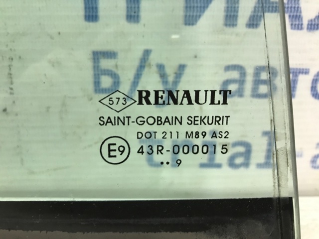 RENAULT 833070008R Стекло кузова (багажного отсека) левое в наличии Киев