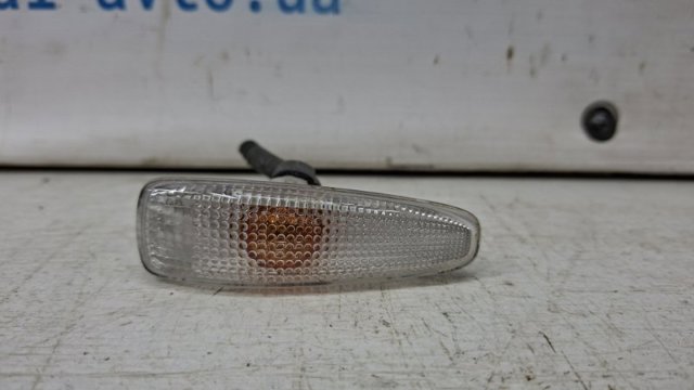 Повторитель поворота на крыле 8351A001 MITSUBISHI