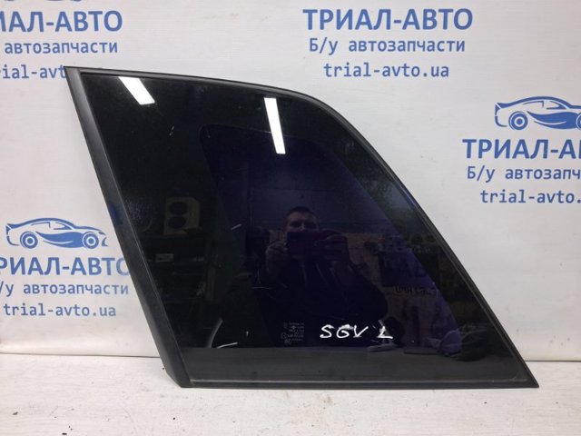 Стекло багажника, левое 8457065J00 SUZUKI