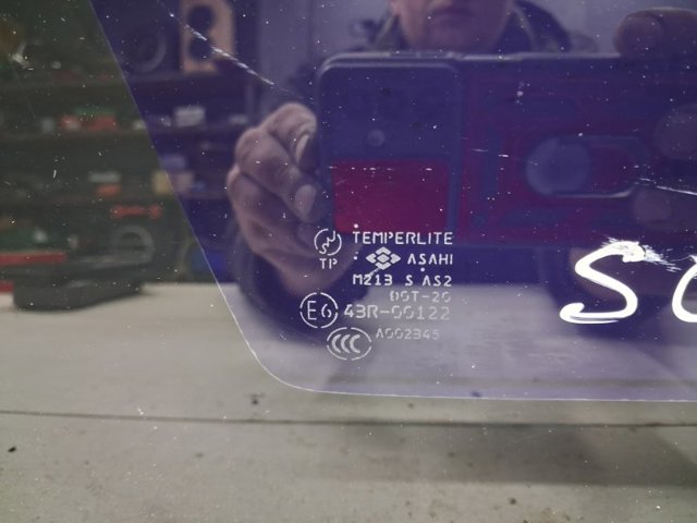 SUZUKI 8457065J00 Стекло кузова (багажного отсека) левое в наличии Полтава