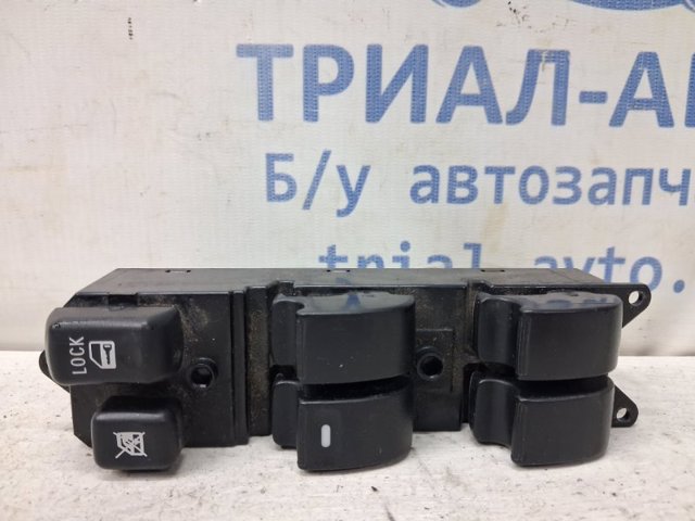 Кнопки переднего левого стекло подъёмника 8608A044 MITSUBISHI