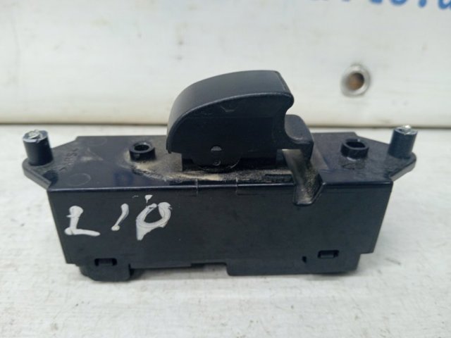 Кнопочный блок управления стеклоподъемником задний левый 8608A067 MITSUBISHI