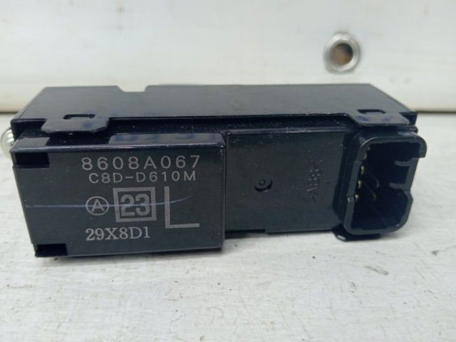 8608A067 Кнопочный блок управления стеклоподъемником задний левый купить Винница