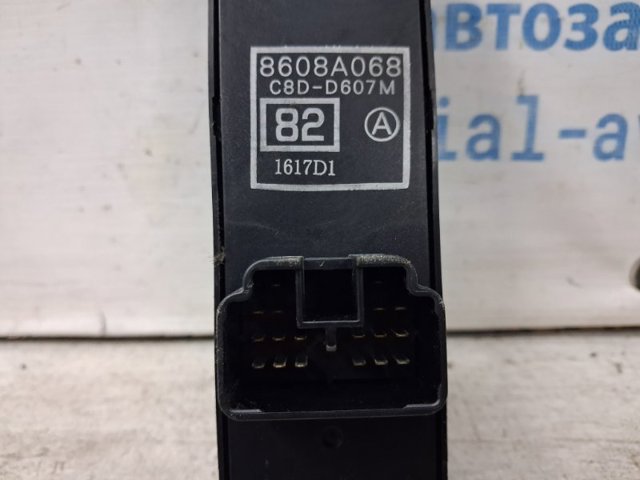 Кнопочный блок управления стеклоподъемником передний левый 8608A068 MITSUBISHI