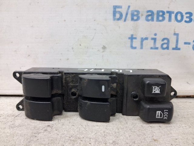 Кнопочный блок управления стеклоподъемником передний левый 8608A068 MITSUBISHI