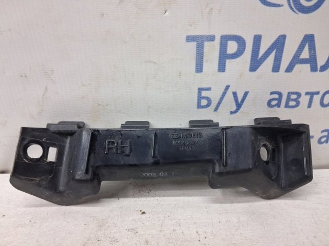 Правое крепление переднего бампера 865181H000 HYUNDAI