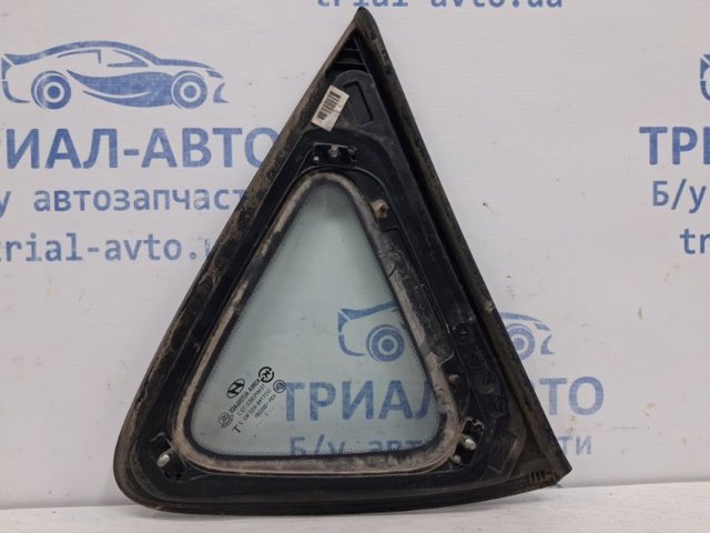 HYUNDAI 878102L010 Стекло кузова (багажного отсека) левое в наличии Украина