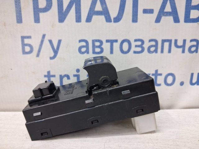 HYUNDAI 935701H020 Кнопочный блок управления стеклоподъемником передний левый в наличии Ирпень
