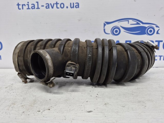 Патрубок воздушный выход воздушного фильтра 96425645 GM