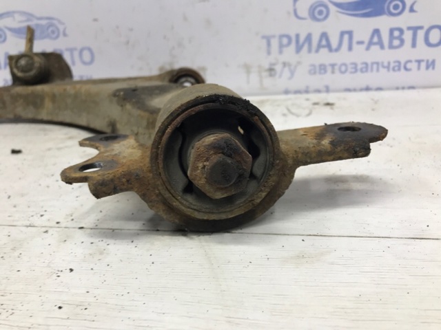 Левый рычаг передней нижней подвески 96639895 GM