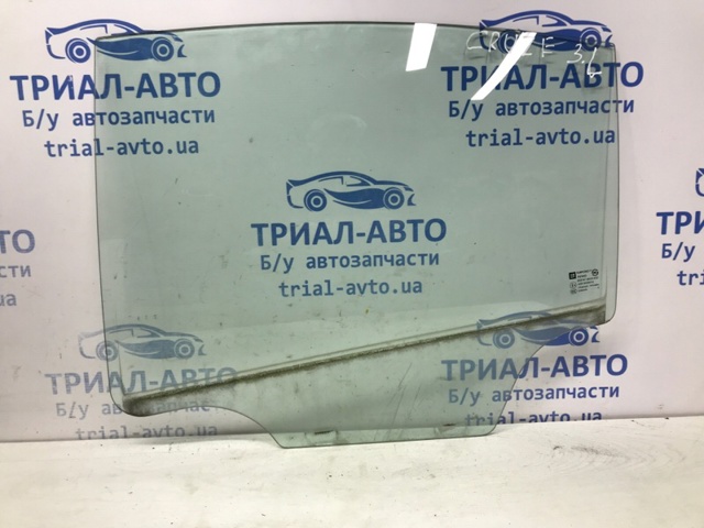 Стекло двери задней левой 96833085 GM