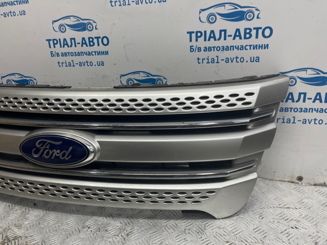 FORD BB5Z8200BA Молдинг решетки радиатора нижний в наличии Черновцы