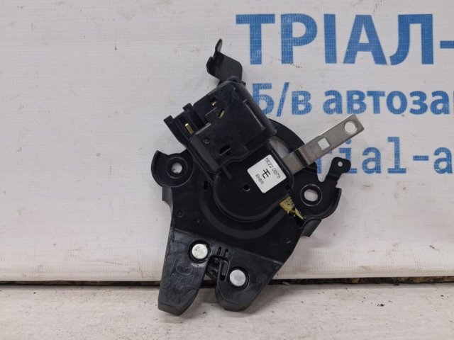 Замок и ручка двери задка Mazda 3