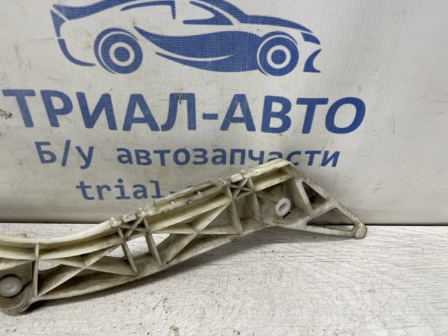 Кронштейн бампера переднего, внешний правый BN8V500T1C MAZDA