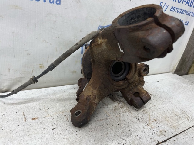 Цапфа - поворотный кулак передний, левый BR5S33031 MAZDA