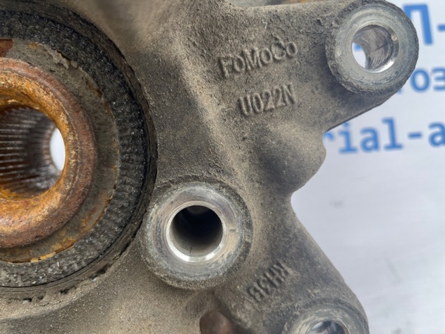 Цапфа (поворотный кулак) задний правый DB5Z5B758B FORD