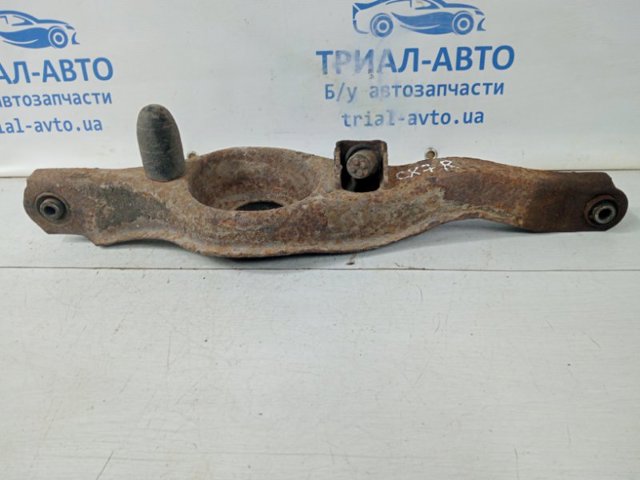 Рычаг задней подвески нижний, левый EG2128350 MAZDA