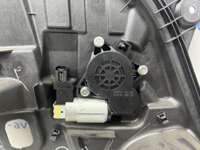 Стеклоподъемник задней левой двери EG2173590C MAZDA