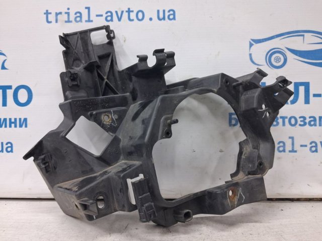 Кронштейн крепления противотуманной фары, правой G46L51684 MAZDA