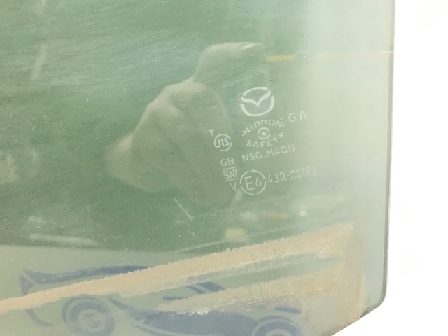 Стекло двери задней левой GHK573510B MAZDA