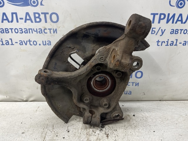 Цапфа (поворотный кулак) передний левый GHP933031A MAZDA